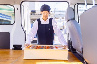 気軽に雑談できる、フランクな環境です♪
道順など慣れるまでは先輩が同行します!!
"支え合う"のがふつうの光景です♪
