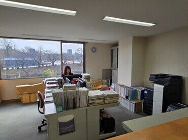 銀行や郵便局へ向かう業務もあるので、 
ずっと座りっぱなしにならず気分転換もできます♪