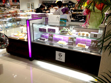 新石垣空港ターミナル内ショップ八重山屋店 弊社では、様々な伝統菓子、民芸品などをお届けしております！
性別問わずスタッフ活躍中♪