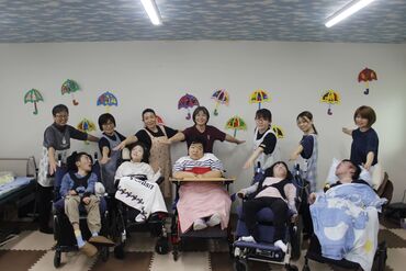 利用者様とスタッフの笑顔が溢れる職場!
お互いに声を掛け合いながら業務を進めています◎
チームワークも抜群で働きやすい☆