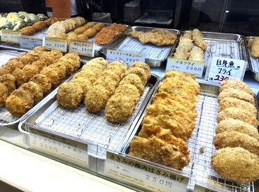 お惣菜を吟味しているお客様との会話も楽しさの1つ☆
オススメの商品のご紹介などちょっとした会話からステップアップしよう!