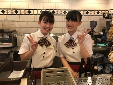 ロイヤルホスト大分空港店 10代～50代迄、幅広い年代の方積極採用中！
研修もしっかり整っていますのでご安心を！
まずは、ご応募お待ちしております！