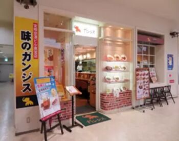 味のガンジス 「味のガンジス」は昭和37年生まれの老舗カレー店♪
野菜の甘みとひき肉の旨味たっぷりの
自慢のカレーが味わえます(*´ω｀*)