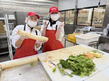 ★約300名以上のスタッフが活躍中★
年齢や性別問わず活躍中！
スタッフ同士、フォローし合いながら楽しく働いています◎
