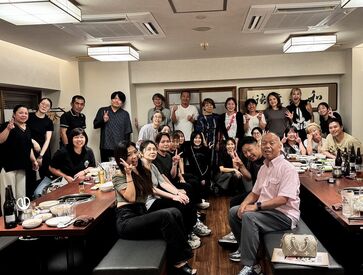 学生さん~主婦さんまで幅広い年代の女性が活躍中!
ネイル・髪色・ピアス全てＯＫ♪
週1~/3時間でOKなのでプライベートも充実◎