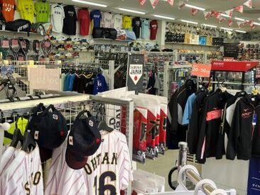 辻井スポーツ 津店 スポーツ好き歓迎！
スポーツウェアやシューズ、野球用品など、
見ているだけでもワクワクする商品がいっぱい！