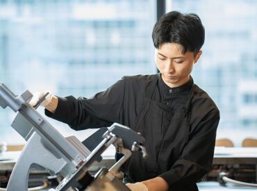 まずは簡単な仕込みなどからお任せ♪
イチからお教えするので、少しずつ覚えていけばOKです◎