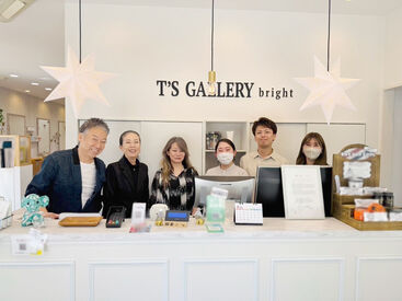 T'S GALLERY（ティーズギャラリー）　住道店  スタッフ同士の雰囲気もバツグン♪
優しくて頼れる先輩ばかりなので、
"働きやすい！"を実感してもらえると思います◎