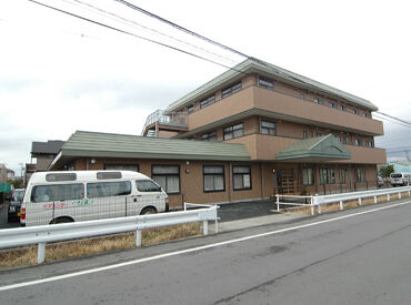 しんさかえケアセンターそよ風 ＼正規フルタイム社員の募集です！／
30～50代を中心に、全世代のスタッフ在籍！
世代を超えて、自然と打ち解けられる職場です＊