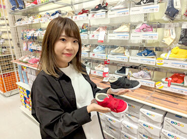 ASBee（アスビー）キッズ大阪高島屋店 ★オープニング募集★
お子様のシューズ選びをお手伝い♪
休暇充実&大手で安心◎
＼履歴書不要！／