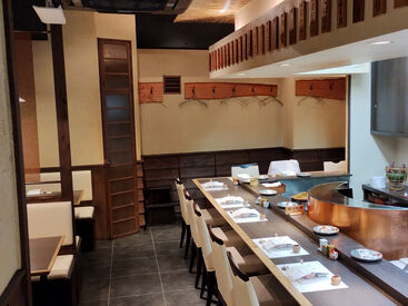 カウンター12席、テーブル8席。お客さんとの距離が近く、落ち着いた接客がメインです◎