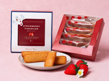 彩り鮮やかなケーキや
かわいいデザインの焼き菓子の包装作業です♪