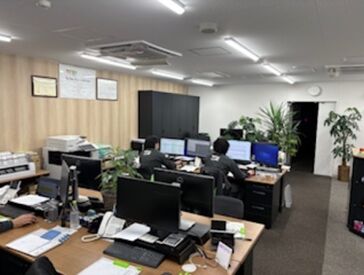 築2年の綺麗なオフィスで働ける◎
広々とした机で作業ができるので快適です♪