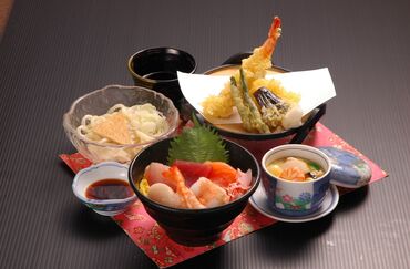 お寿司、うどん、天ぷら等
美味しいお料理が多数♪
お得に社割で食事もOK♪