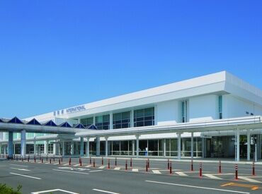 ＼国際線勤務、経験者募集！／
1日4～4.5時間程度の勤務で、私生活と両立できます♪※鹿児島空港国際線ターミナル写真
