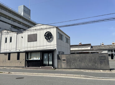 西京極駅から徒歩圏内で
通いやすい立地です。