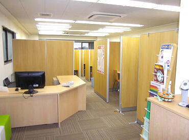 学校法人早稲田学園個別指導教室 稲毛校 10～60代のスタッフさんが活躍中☆
年齢層も幅広いのでどの世代の方でもなじみやすい！
皆さん気さくで優しい方ばかりです♪