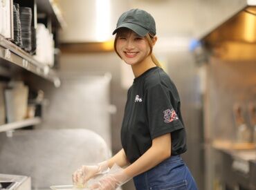 「初飲食バイト」でも安心♪
研修に特別チカラを入れています！
自信を持ってバイトができるよう、
全力でサポートします★