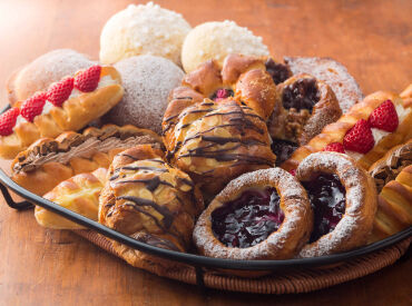 守谷ベーカリー 守谷SA店 常陸牛ローズポークを使ったメンチカツバーガーやいちごサンド、ブルーベリーデニッシュなどが大人気♪