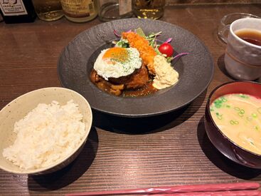 お仕事を頑張った後は
店長が美味しい賄いを作ってくれます！
ハンバーグやオムライス、刺身など様々な料理が食べられるかも！？