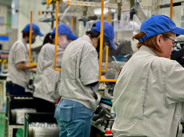 \難しい機械操作や重たい荷物運びは少なめ/
電動ドライバー等を使ったシンプル作業!
⇒モクモク作業が好きな方におすすめ◎