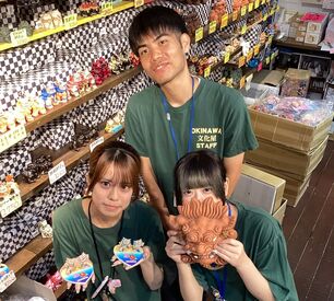 国際通りの入り口に有名キャラクターがずらり★
一度は見たことあるアノお店です(*‘∀‘)
10代～40代まで活躍中♪