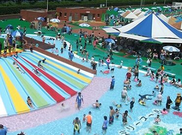 株式会社加茂川　※勤務地：中央公園ファミリープール 緑に囲まれた広々としたプール！
毎年たくさんのお客様がご利用されており、
水泳教室や様々なイベントも開催されています☆