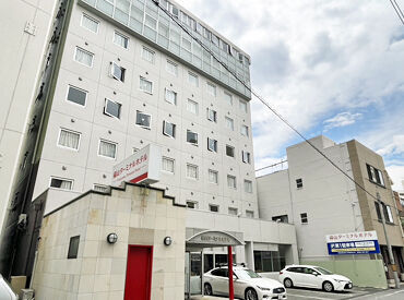 ビジネス・観光にも！
多くの方にご利用いただくホテルでスタッフ大募集◎
未経験OK！フリーターさん・第二新卒さんも大歓迎♪
