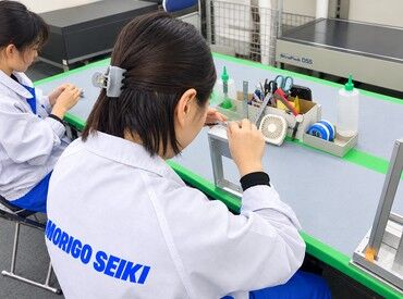森合精機株式会社 太宰府工場 ＼工場内でもくもく作業をお任せ！／
コツコツ作業やものづくりが好きな人にピッタリ◎
工場勤務が初めての方にもおすすめ♪