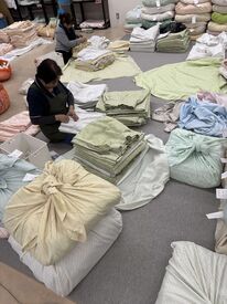 髪色・髪型・ネイルOKの身なり自由!
ポロシャツ支給で、みなさんデニムや動きやすいジャージなどお好きな服装で働けます^^