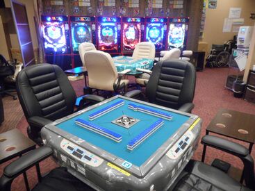 デイサービス ラスベガス 羽沢 利用者さんと1日中麻雀するだけでOK！
全く介護施設とは思えない
本気のゲーム会場をご用意★
プロ雀士気分で楽しんでください！