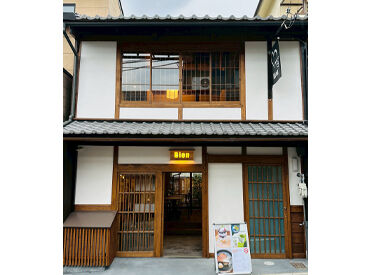 清水寺スグのヴィーガンカフェ★
身だしなみは自由でOK！
髪色・ネイル・ピアスなどオシャレも楽しめる♪