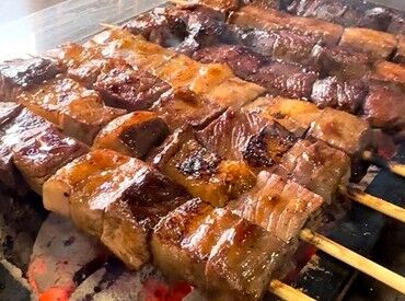 食彩秩父じんじんばあ　長瀞店　※2026年8月1日オープン 多くのメディアに取り上げられている、既存店のジビエの串焼きは旨味たっぷり★
まかないや食事補助も活用してくださいね♪