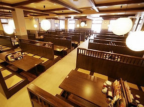 ≪学生STAFF大活躍中♪≫
みんな仲が良く、和気あいあいとした雰囲気です◎
わからないことはなんでも聞いてください♪