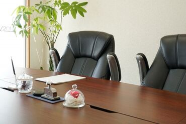 古橋隆之税理士事務所 デニムでの勤務もOK！いつもの服装で大丈夫だから「新しい服を買わないと…」なんて心配もありません◎駅チカだから通勤も楽々