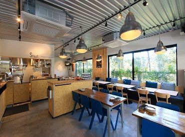 店内には開放感たっぷりのテラス席もあり！
緑あふれるお洒落空間で楽しく働けます◎