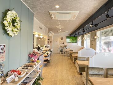未経験スタート大歓迎♪
新しいカフェでバイトデビューもOK！
やさしい雰囲気で働けます★