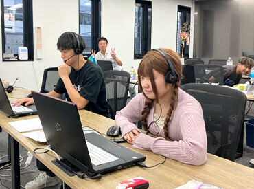 [20～40代の男女がワイワイ活躍中]
シゴトの時は真剣に！電話が終わると
冗談も言い合うような楽しい雰囲気♪