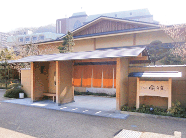 別邸 朧月夜(オボロヅキヨ) 固定シフトや1週ごとのシフト調整なども相談OK◎
車通勤も可能で長く働きやすい職場です！
シニア世代も多数☆