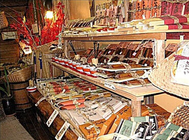 宮島醤油屋本店 五十年余の歴史を持つ【醬油屋本店】＊
独自性を持った付加価値の高い商品ばかり◎
まずは元気で明るいあいさつができたらOK！