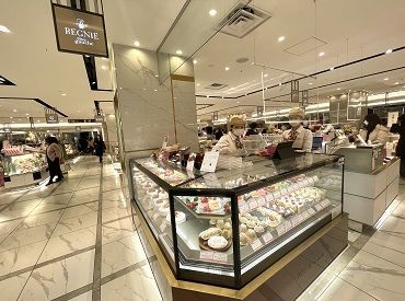 レニエ・ラ コリーヌ エトワール 学生さん・主婦(夫)さん活躍中！
和やかな雰囲気の中で働けます♪
最高のスイーツに囲まれながら働きませんか★