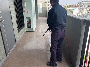 ほぼ屋内での清掃作業なので、雨や暑さの心配なし！
正社員登用もあるので安定して働きたい方におすすめ♪