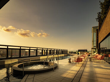 早朝6時~夜23時半まで、1日4時間~・週2日~OK!
シフトの融通が利くので、学業と両立しながら活躍中の大学生スタッフも多数◎