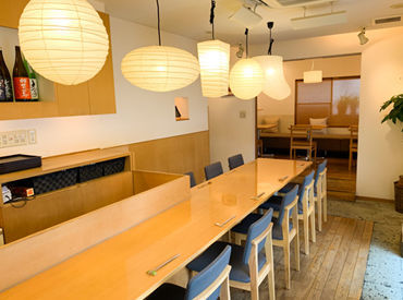 「飲食バイトが初めてで不安…」
そんなあなたも安心できます!
スタッフみんなでしっかりサポートします♪
男性スタッフ活躍中◎