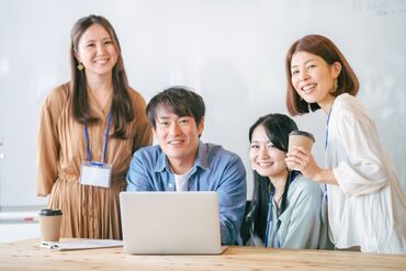 服装・髪型・髪色自由◎
ピアスやネイルもOK！
⇒自分らしいスタイルで、出勤できます☆
※イメージ画像