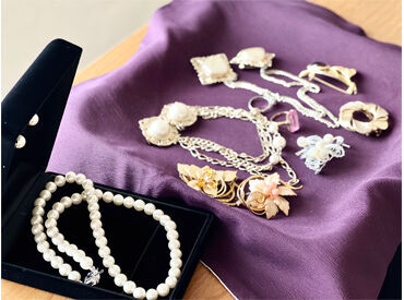 ブランド品やジュエリーに囲まれて気分も上がる♪
弥生店は9月オープンの綺麗な店舗です◎
※画像はイメージ