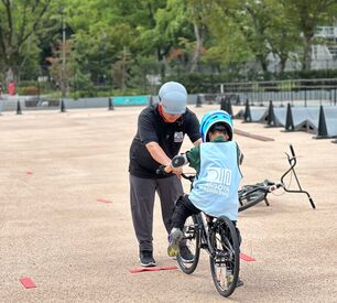 屋外で体験会の補助を行うことも！