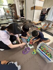 たじっこクラブ(放課後児童クラブ) 「今クラスでこんな遊びが流行ってるよ！」なんて雑談を交わしながら♪
子どもたちの笑顔がやりがいに◎