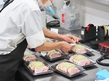 リーズデリ浜松可美店 Q.種類が多くて覚えるのが大変？
A.全てマニュアルを見ながらでOK♪
カット⇒炒めるだけなどシンプルだから自然に覚えられます◎