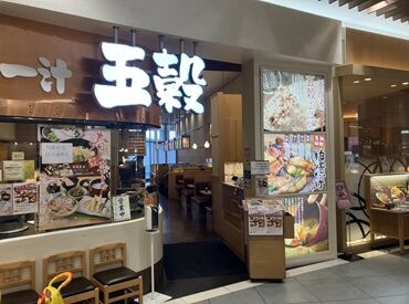 こだわりの釜で炊きあげたご飯を1人1釜で提供するお店＊
スタッフは男性5名、女性25名ほどの環境です☆